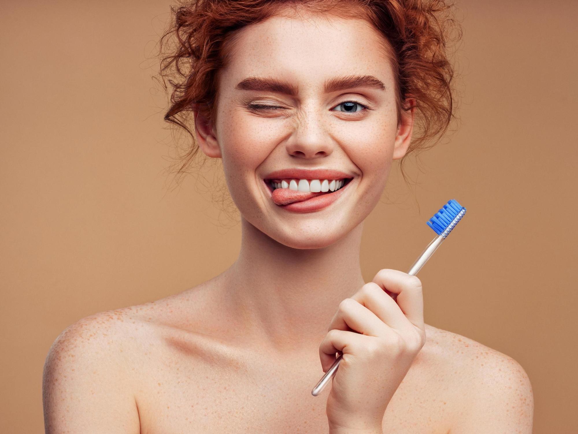 Mujer cepillo dientes