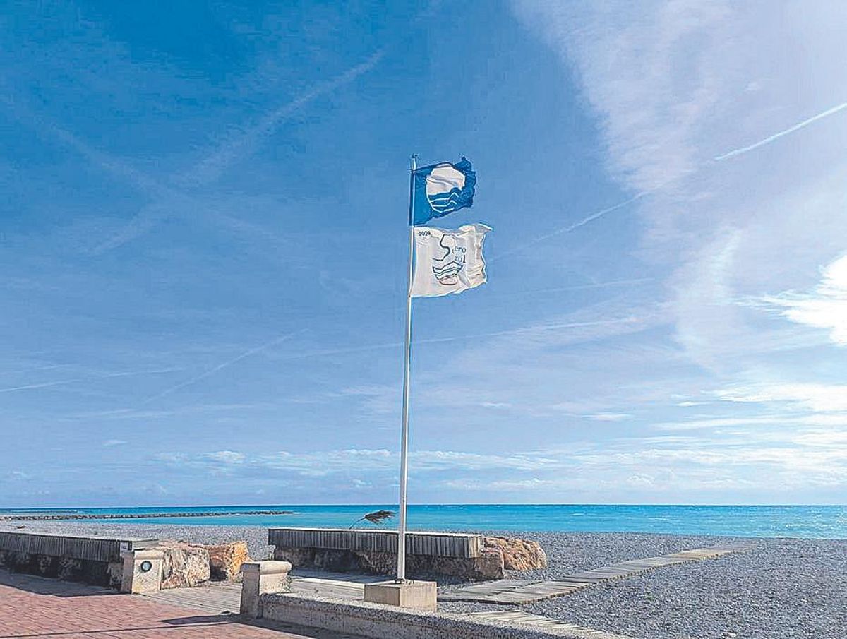 La bandera azul ondea en pleno paseo marítimo con visibilidad en todo el litoral almenarense.