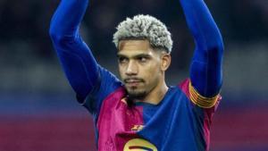 Araujo decideix seguir al Barça i medita ampliar el contracte