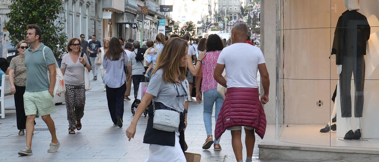 Gente comprando y paseando en la calle Príncipe de Vigo.