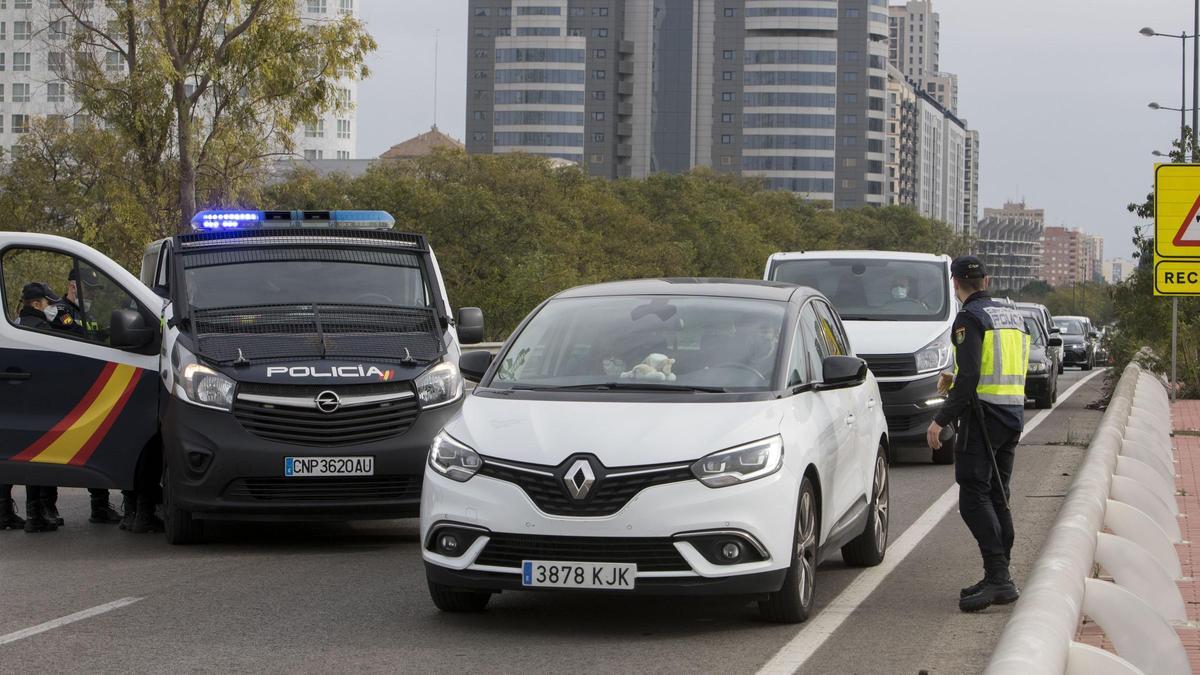 Comienzan los atascos en el segundo fin de semana de confinamiento en València