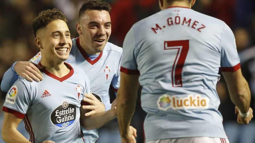 Iago Aspas y Emre Mor celebran un gol del Celta con Maxi Gómez. // Ricardo Grobas
