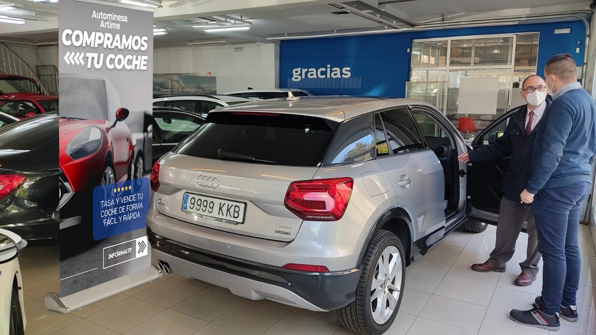 Tomás Rubiera, jefe de ventas de ARTIME AUTOMINESA, revisa un coche para su compra.