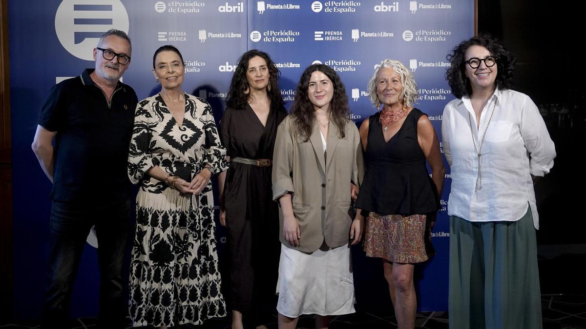 El periodista y escritor Ramón Reboiras, junto a Ana Gavín, directora de relaciones editoriales del grupo Planeta; Silvia Bardelás, editora de Deconatus; Laura Chan, editora de Deconatus; la periodista Elena Pita, y Beatriz González, editora de Deconatus.