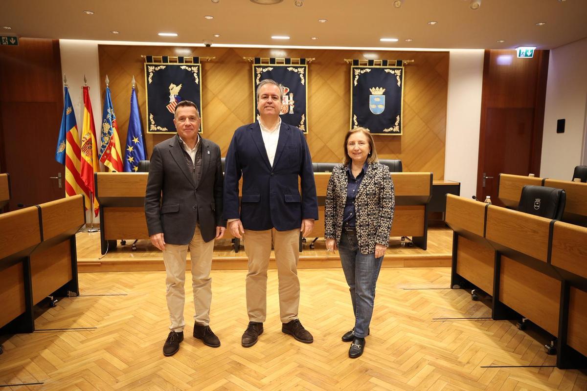El alcalde de Burriana, junto al técnico especializado en la captación de Fondos Europeos, y la concejala de Políticas Activas de Empleo.
