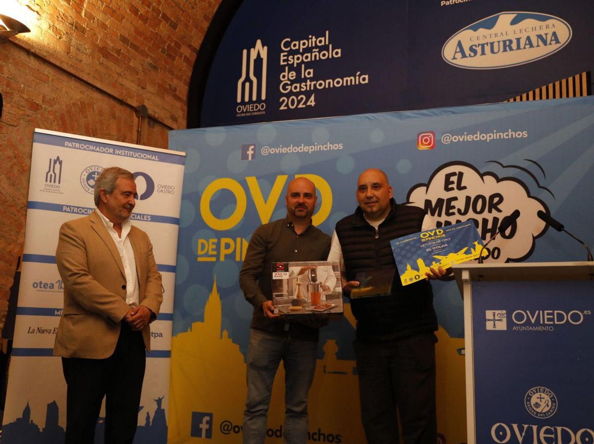 Por la izquierda, José Antonio Celis, Antonio Rodríguez e Iván Villar, con el premio de ganador absoluto. | FERNANDO RODRÍGUEZ