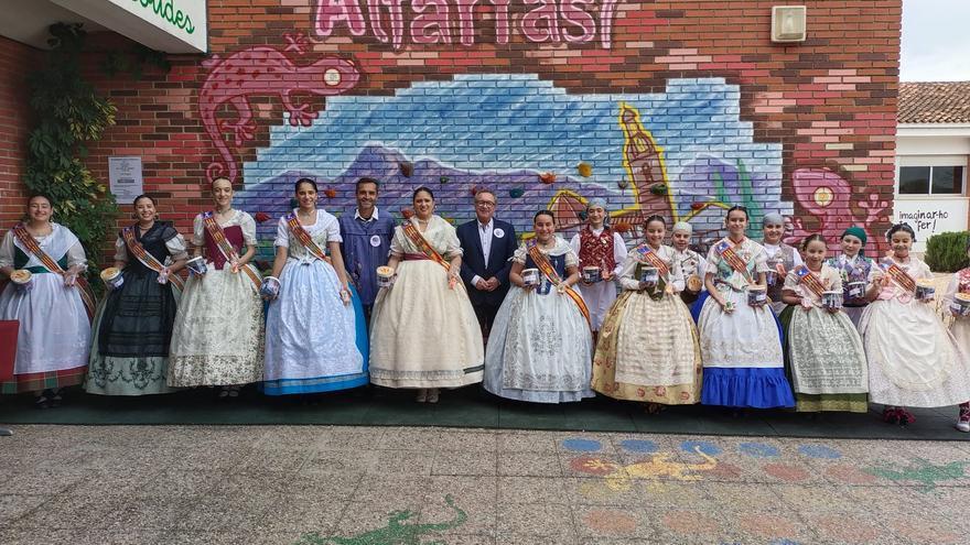 La Junta Fallera de Xàtiva visita el colegio de Alfarrasí