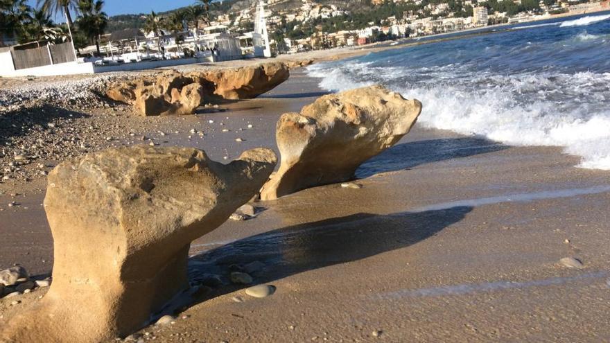 Los temporales transforman la playa del Benissero de Xàbia