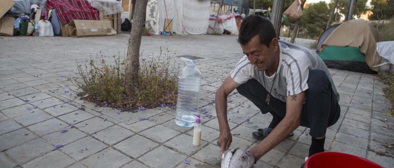 Uno de los moradores del campamento, en la calle Marco Oliver.