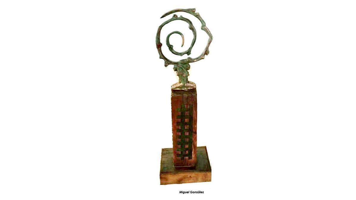 Miguel González, ganador del III Concurso de Escultura Villa de Calp 2026 con la obra “Eterno femenino del mar”.