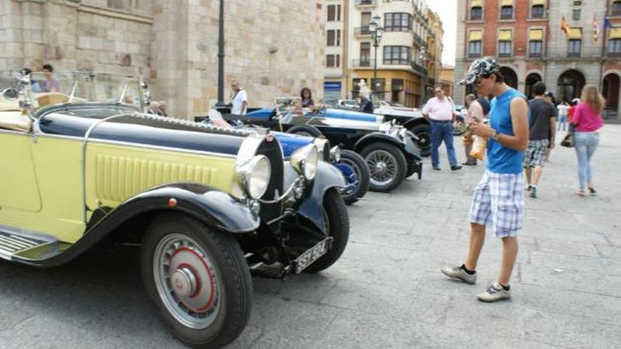 Un rally de coches antiguos recala en la Plaza Mayor y deleita de los zamoranos