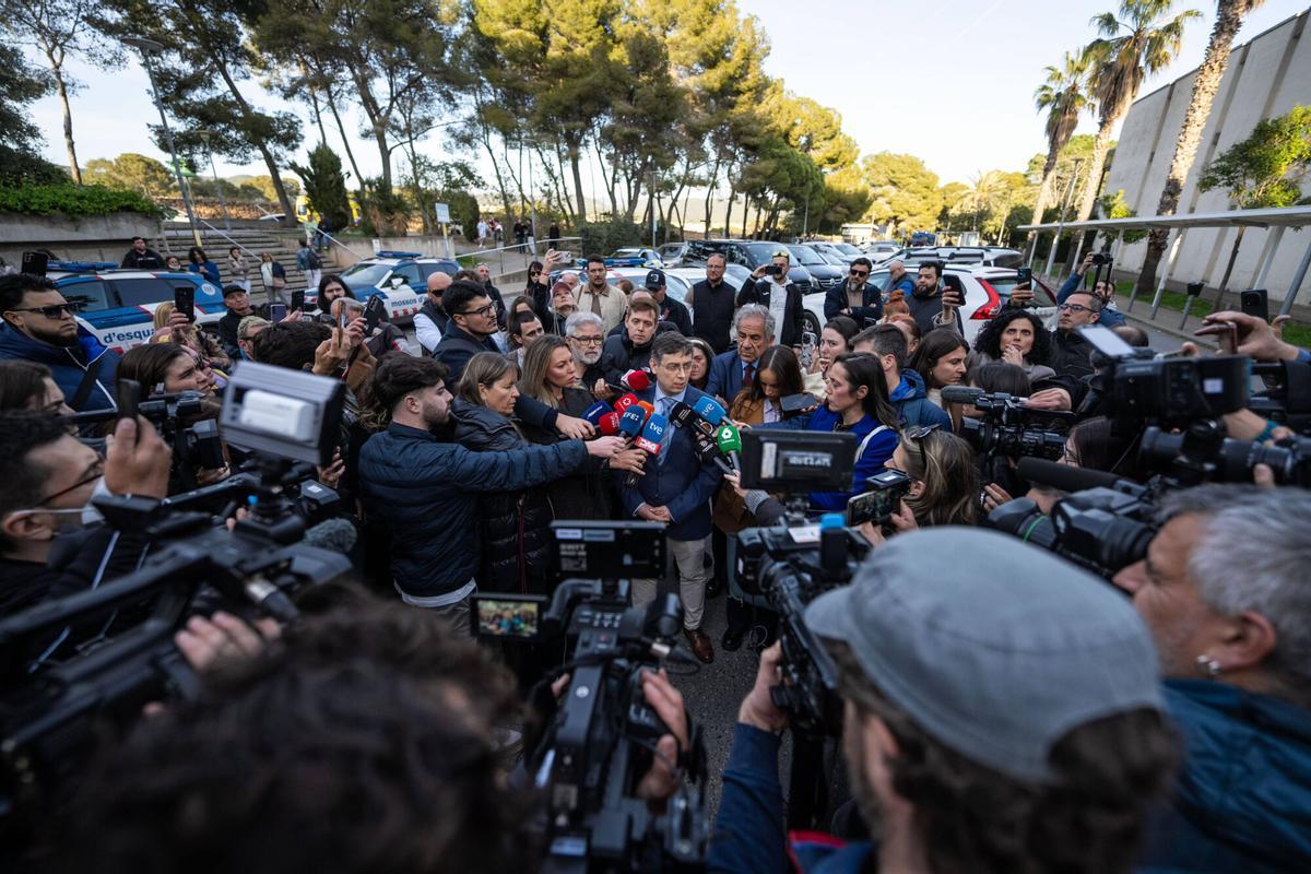 Jose María Fernández, letrado de Abogados Cristianos, atiende a los medios, frente a la puerta del Hospital Residència Sant Camil, en Sant Pere de Ribes, el 26 de marzo de 2026, donde se le ha practicado la eutanasia a Noelia
