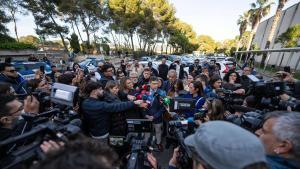 Jose María Fernández, letrado de Abogados Cristianos, atiende a los medios, frente a la puerta del Hospital Residència Sant Camil, en Sant Pere de Ribes, el 26 de marzo de 2026, donde se le ha practicado la eutanasia a Noelia