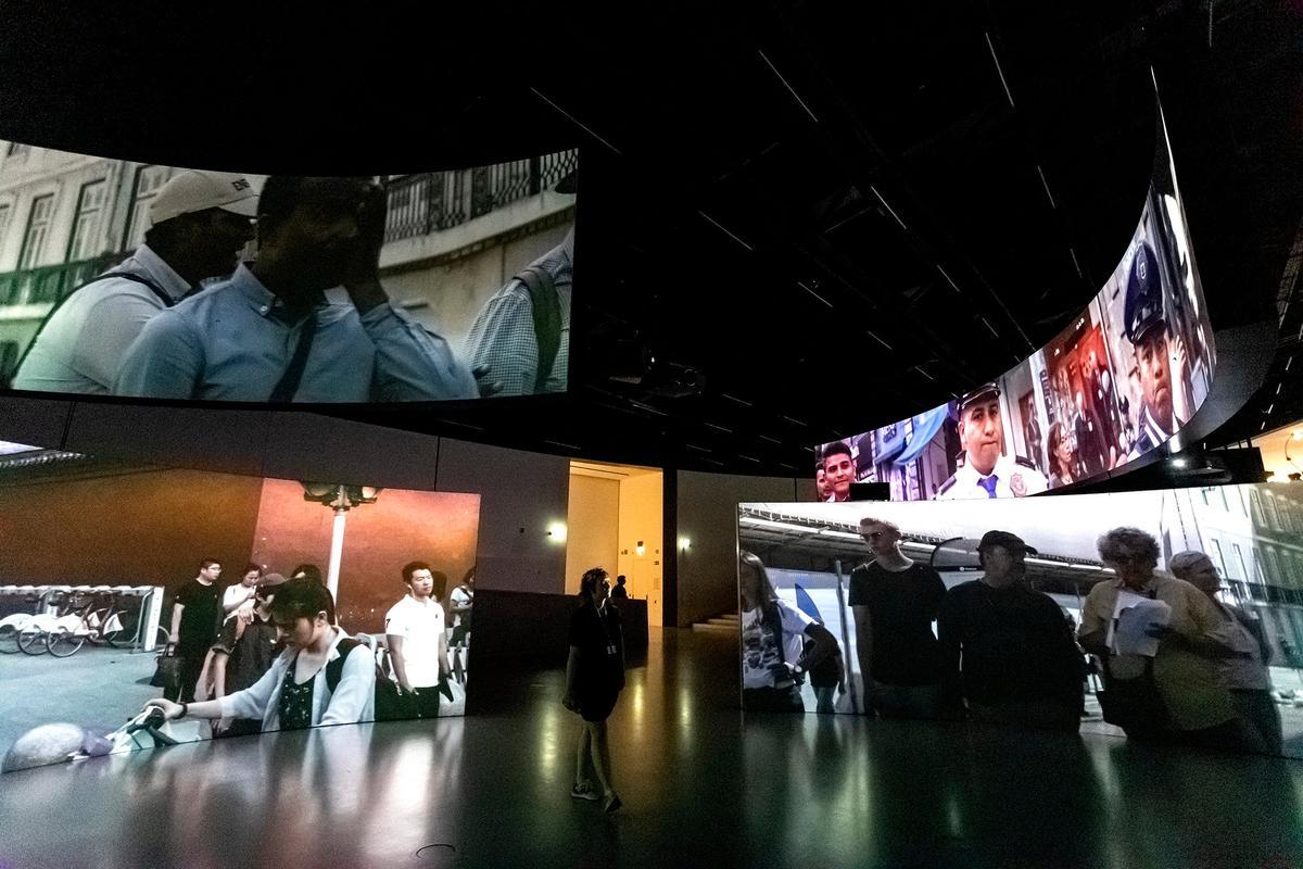 Interior del Museo MAAT de Lisboa con la exposición 'Prisma' de Vhils.