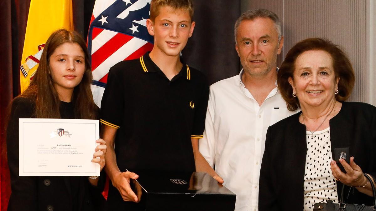 Los familiares de Radomir Antic recibieron la insignia de Plata que el club otorgó a nuestro mítico entrenador a título póstumo.