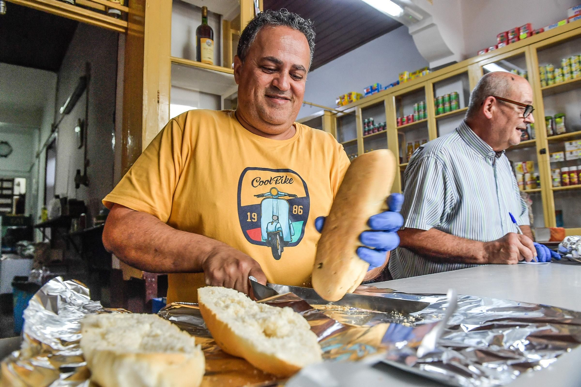 Ultimo día de la tienda de aceite y vinagre de Pepito Falcón en Teror