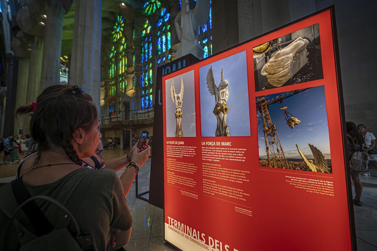 Dos colosales figuras de mármol griego de Thasos, el más blanco del mundo, aguardan a los pies del templo de la Sagrada Família para ser alzadas en octubre a la cima de las torres dedicadas a los evangelistas Juan y Mateo, la primera, como marca la tradición cristiana, un águila, y la segunda, con un esculpido que a veces confunde incluso a los más creyentes, con el aspecto de un hombre alado, sin que eso sea exactamente un ángel.