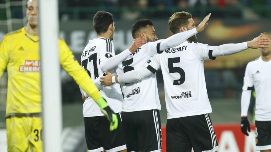 Los jugadores del valencia celebran uno de los goles.