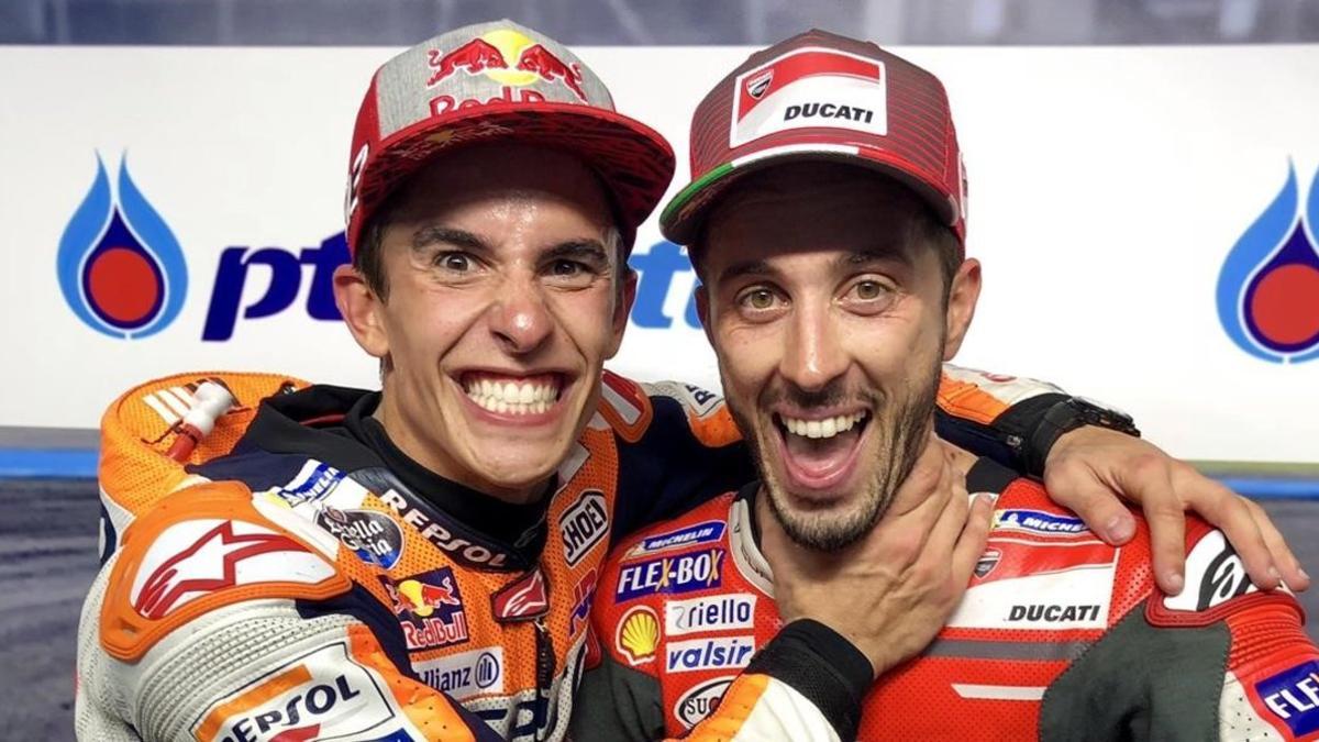 Marc Márquez (Honda) bromea con Andrea Dovizioso (Ducati), antes de subirse ambos, como ganador y segundo, al podio de Tailandia.