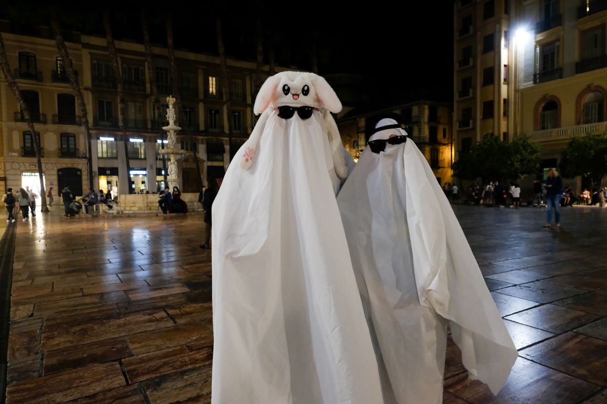 Las calles del centro de Málaga se llenan de máscaras y disfraces por Halloween