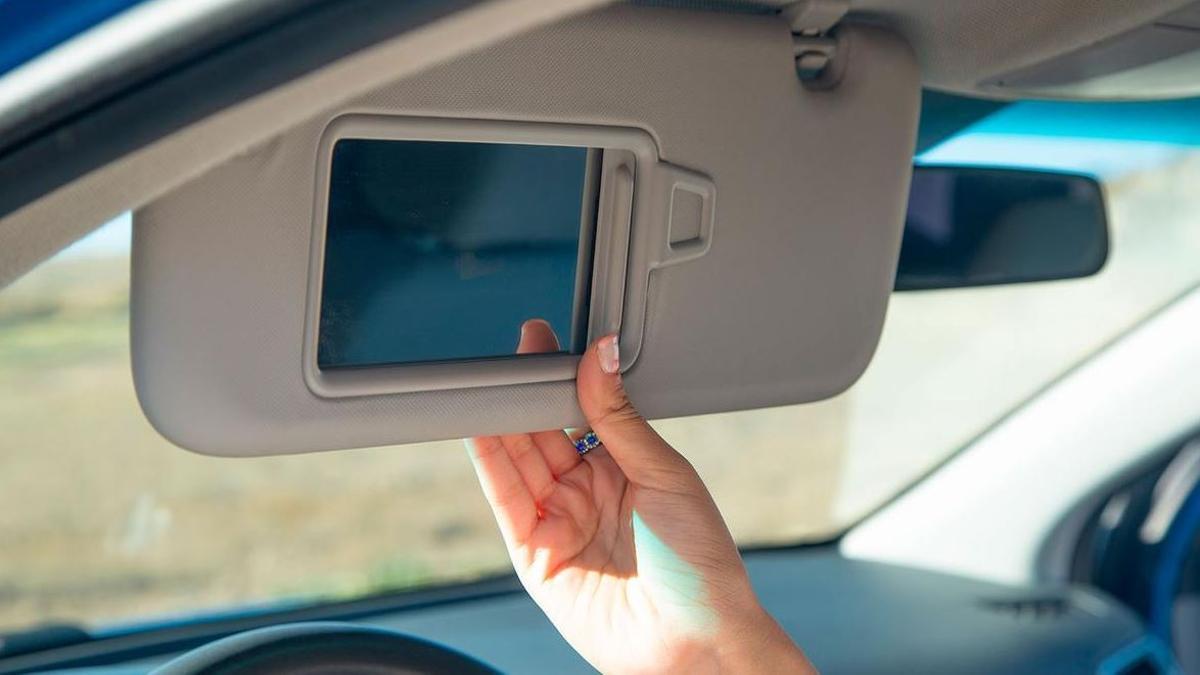 La Guardia civil ya extrema la vigilancia en las viseras parasol de encima del conductor y copiloto: 200 euros y la retirada de dos puntos