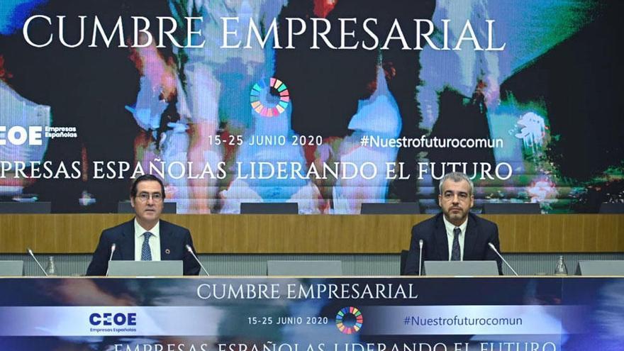 El presidente de CEOE, Antonio Garamendi (i), durante la cuarta jornada de la Cumbre.