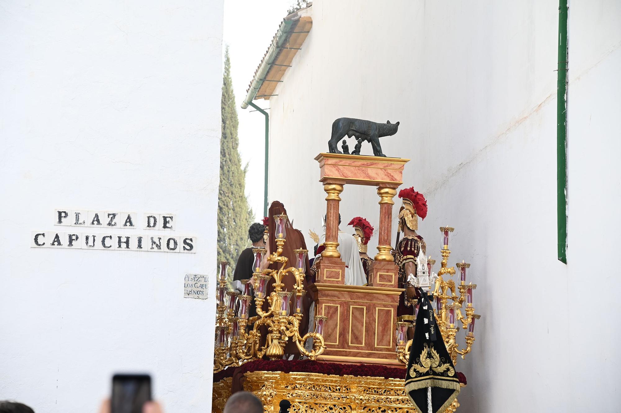 La Plaza de Capuchinos da salida a la Hermandad de la Sangre