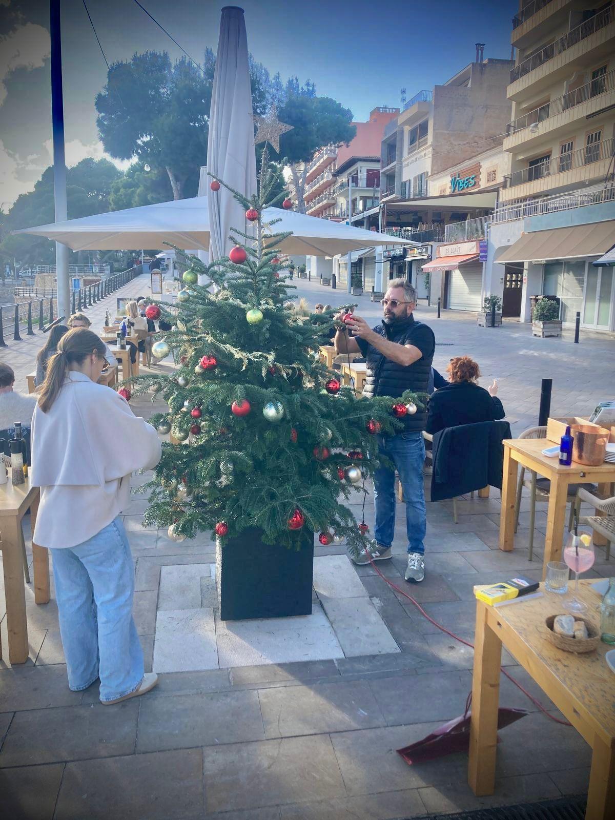 Weihnachtsstimmung vor der Restobar.