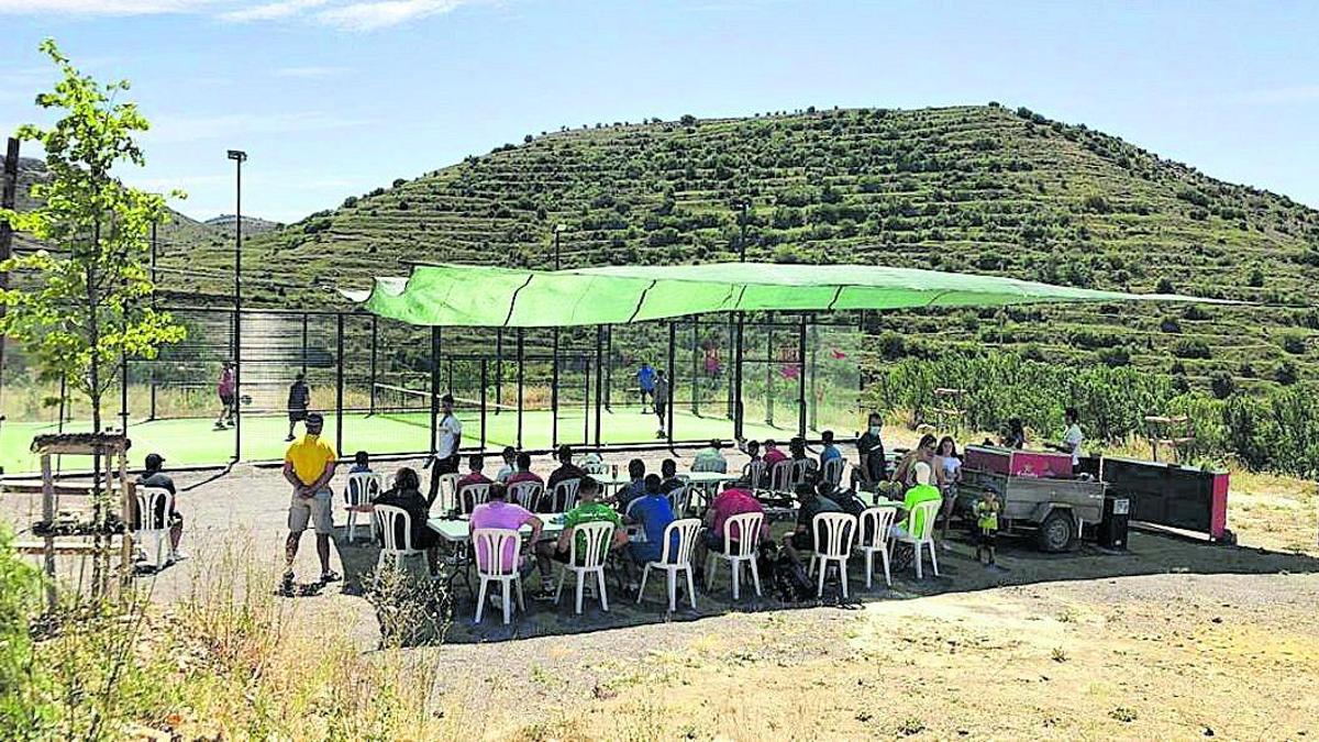 El torneo de pádel, organizado por la asociación Escurzón, tuvo muy buena respuesta.