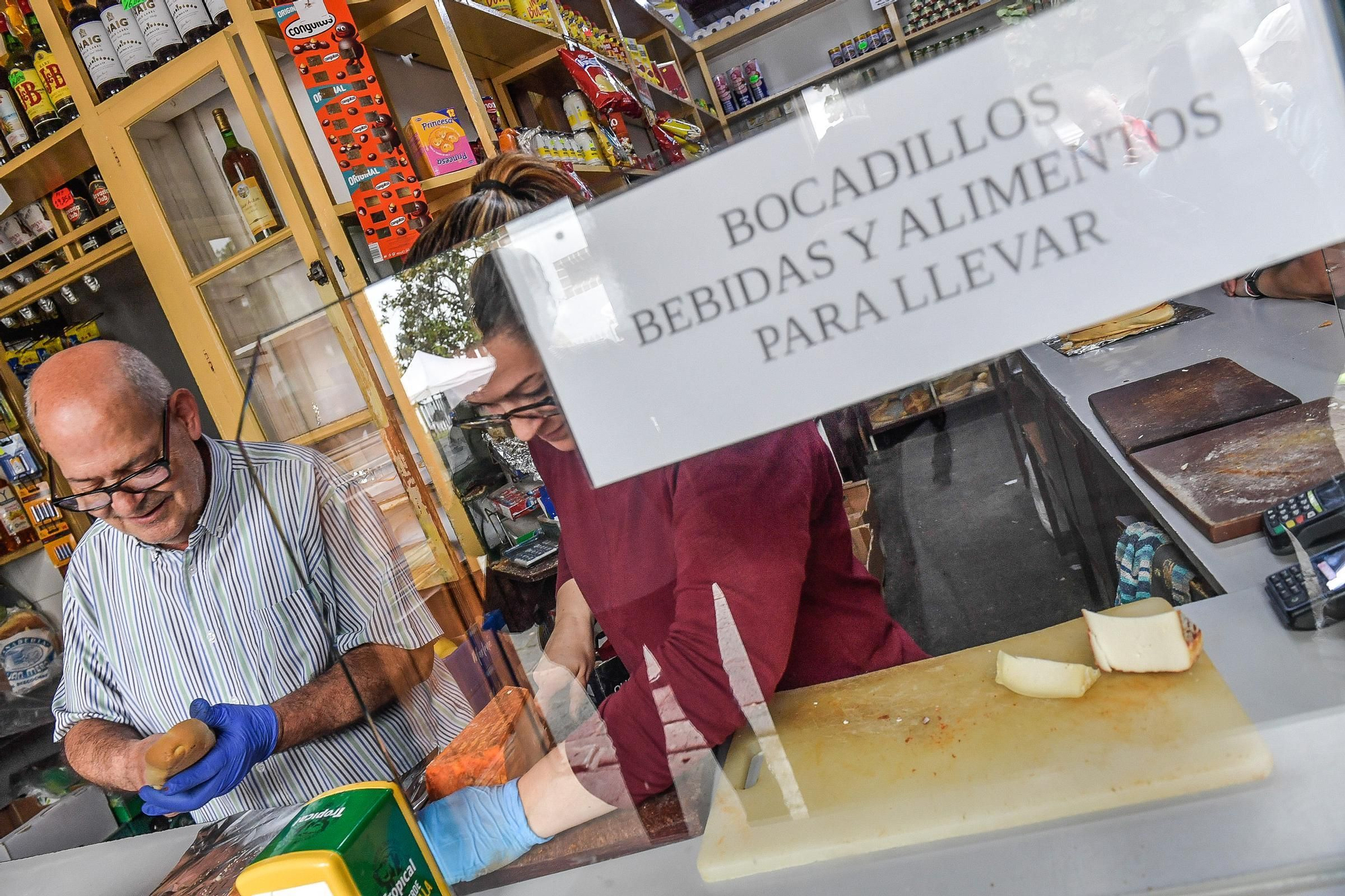 Ultimo día de la tienda de aceite y vinagre de Pepito Falcón en Teror