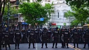 La policía de Buenos Aires acordona los aledaños del estadio del Boca Juniors.