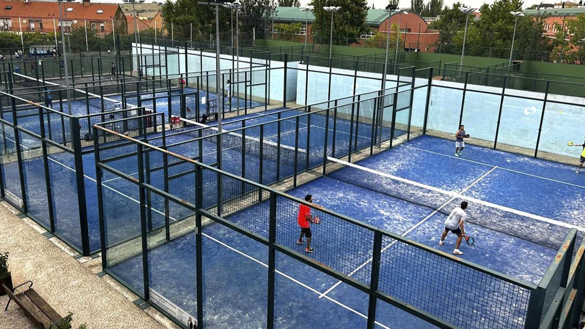 Instalaciones deportivas de pádel en Parque Coimbra (Cobra Sport Club).