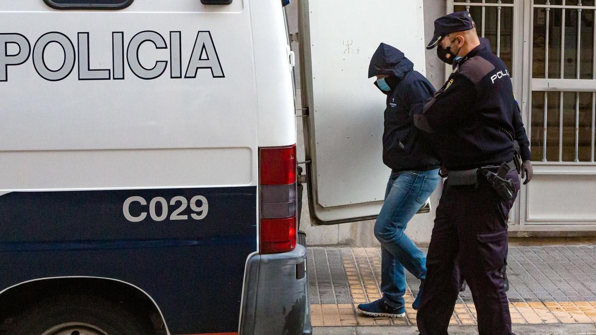 Uno de los detenidos en la operación desarrollada en Benidorm.