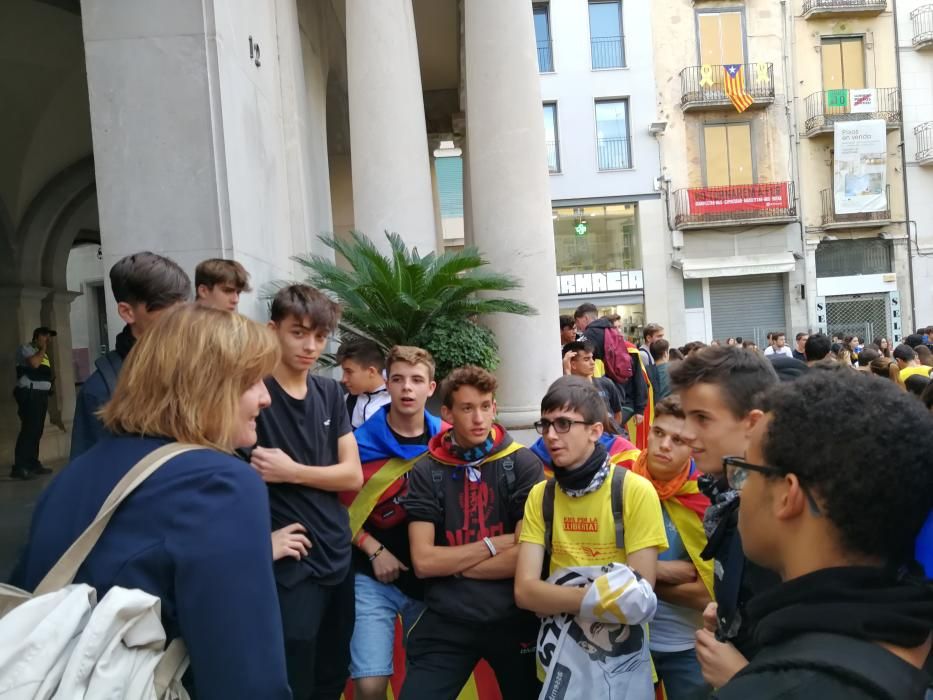 Centenars d'estudiants es manifesten a Figueres