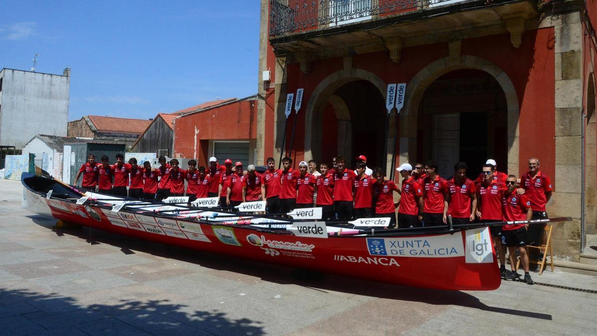 Integrantes de los equipos A y B del Club do Mar Bueu Simei con su trainera.