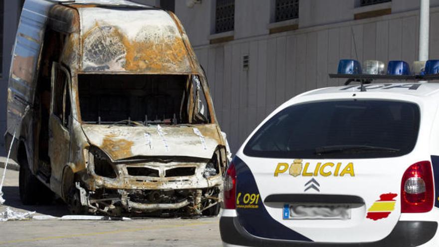 La Policía ha localizado un vehículo robado quemado en un polígono de la capital malagueña, el cual podría haber sido utilizado para el transporte de la sustancia estupefaciente robada del depósito de Sanidad Exterior de Málaga donde se custodia al droga decomisada en operaciones policiales .