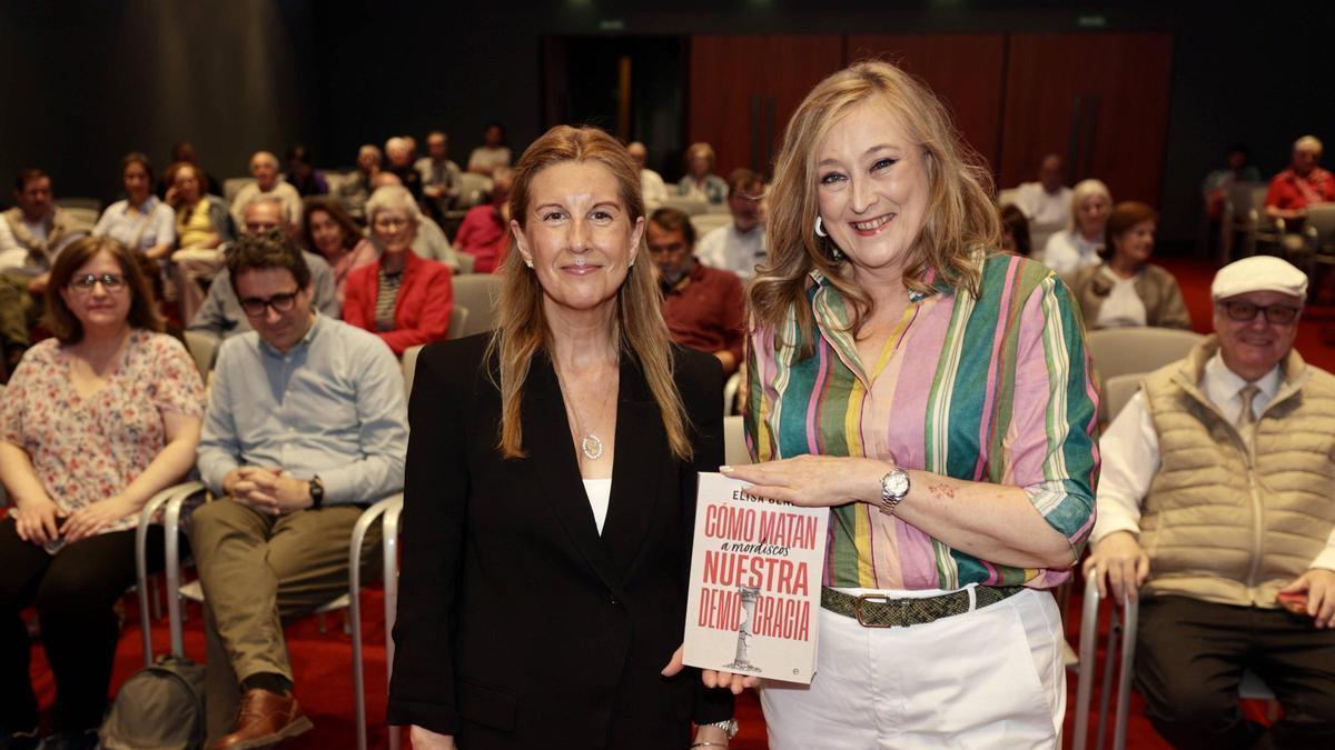 Elisa Beni, a la derecha, con María José Iglesias, en el Club LA NUEVA ESPAÑA.