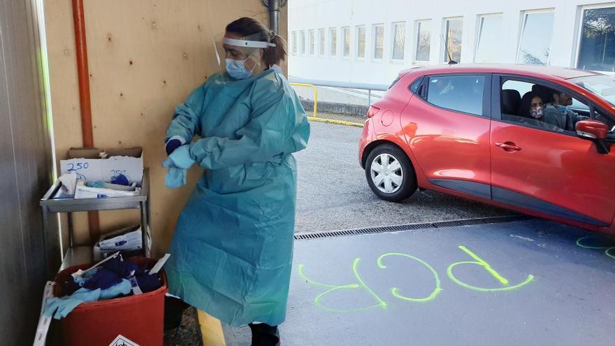 Una sanitaria en el Covid Auto del hospital Meixoeiro.