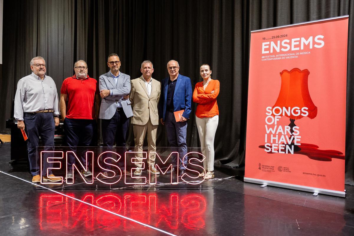 Cerveró (tercero por la derecha) en la presentación del festival Ensems esta semana.