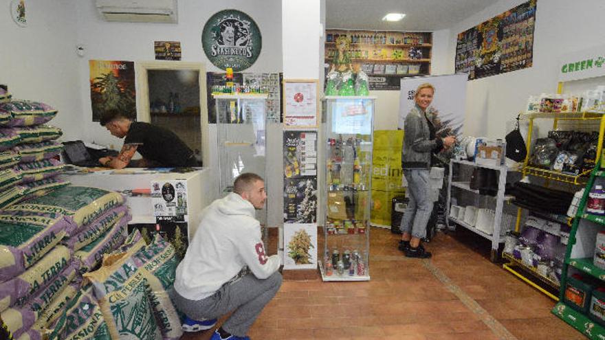 Emina Krasnik, a la derecha de la imagen, ayer en su tienda Green Shop de San Gregorio .