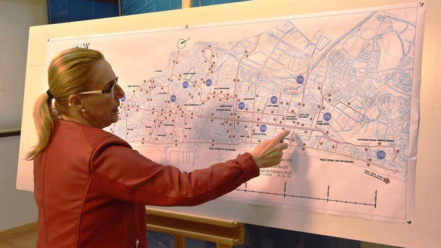 Ana Mula, señalando el mapa de las ciclocalles de Fuengirola.