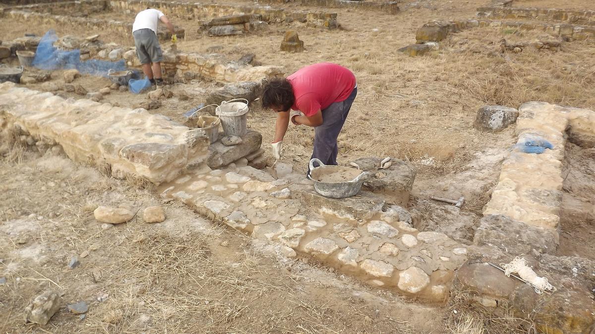 Arqueòlegs treballant a les excavacions de Mas Castellar de Pontós. Imatge d&#039;arxiu publicada el 22 de setembre del 2021. (Horitzontal)