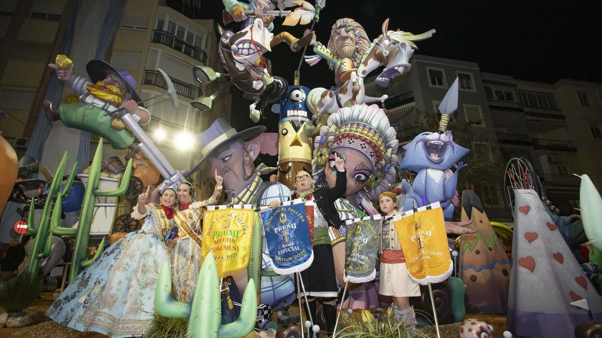 La comisión República Argentina celebra su victoria en Xàtiva