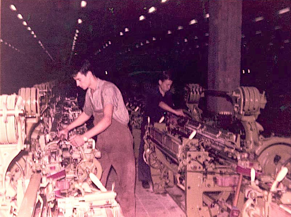 El joven malagueño, en 1965, cuando estaba de encargado de la sección de telares Picañol en Intelhorce, donde estuvo trabajando cerca de una década.