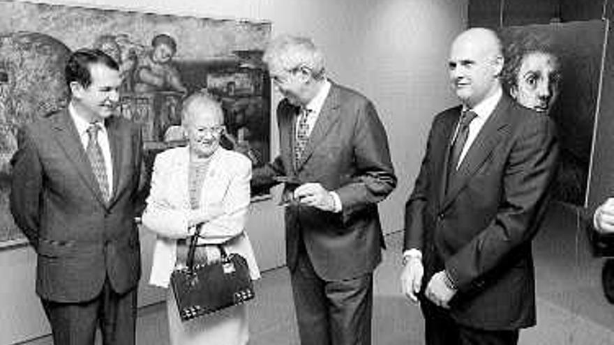 Touriño (2º dcha.), con Abel Caballero y Carlos García-Suárez, agradece la medalla a Mari Cruz Otero. / j. de arcos