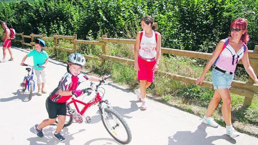 Visitantes en el tramo inicial de la Ruta del Alba, en Sobrescobio.