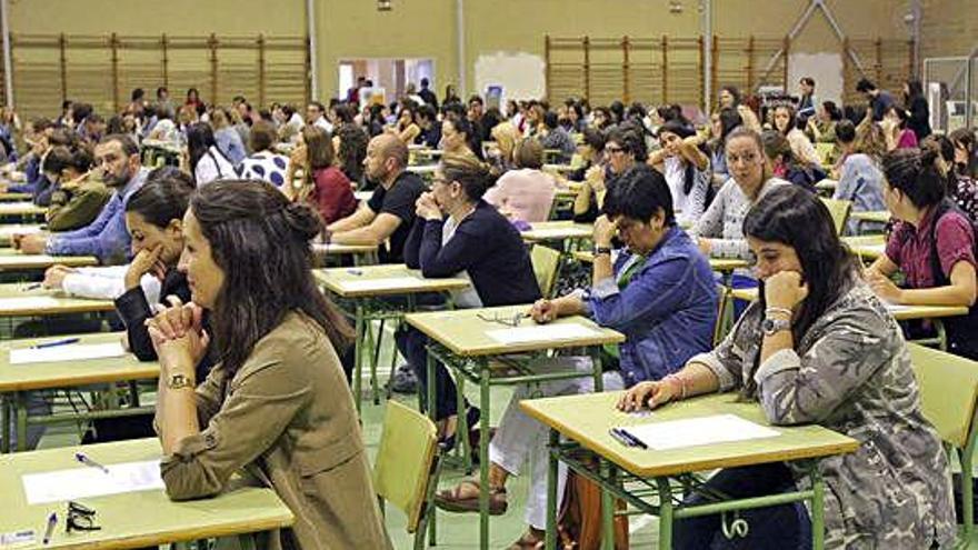 Participantes en una oposición para profesores de Primaria, en Santiago.