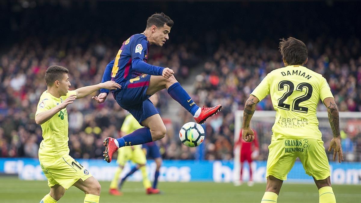 Coutinho, rodeado de rivales.