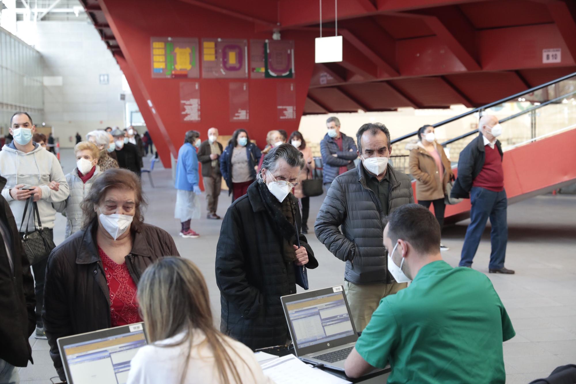 Intensa vacunación en el Palacio de Deportes de la Guía (Gijón)