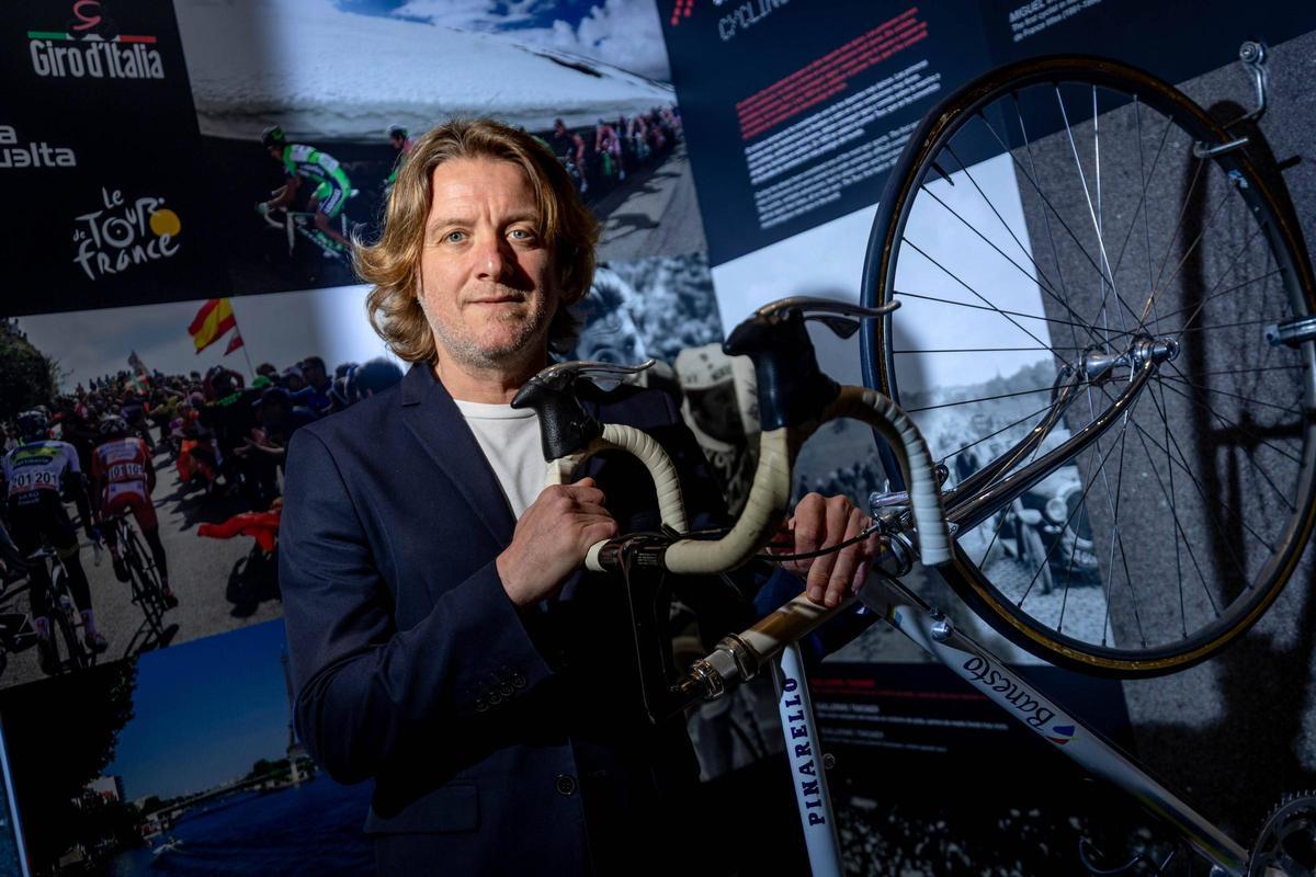 David Escudé, concejal de Deportes, posa para EL PERIÓDICO en el Museu Olímpic con la bici de Miguel Induráin.